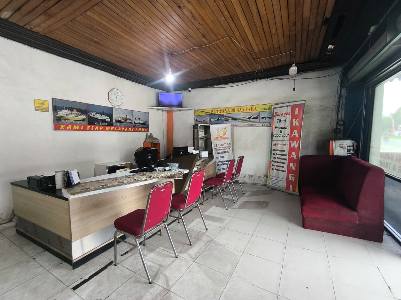 Interior kantor pusat PT. Buana Nusantara Travel di Petung, Girimukti